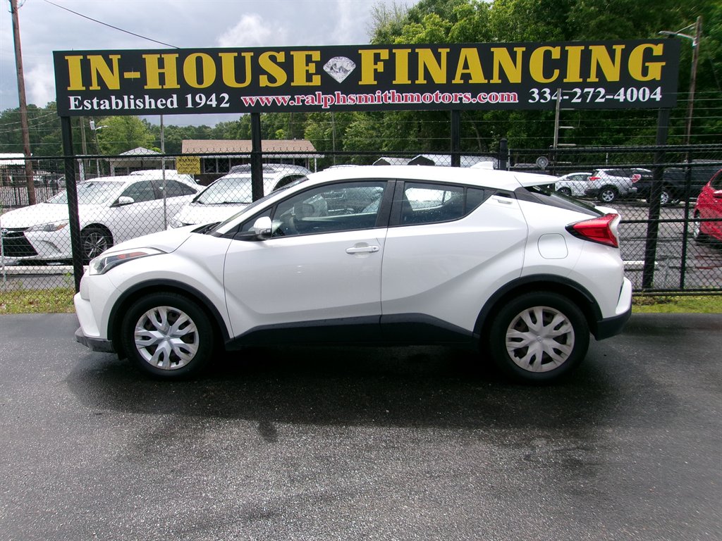 2019 Toyota C-HR LE's photo