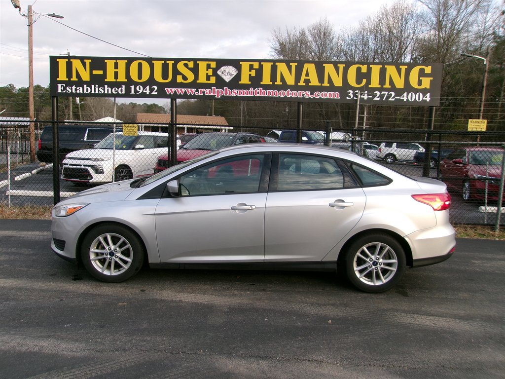 2018 Ford Focus SE's photo